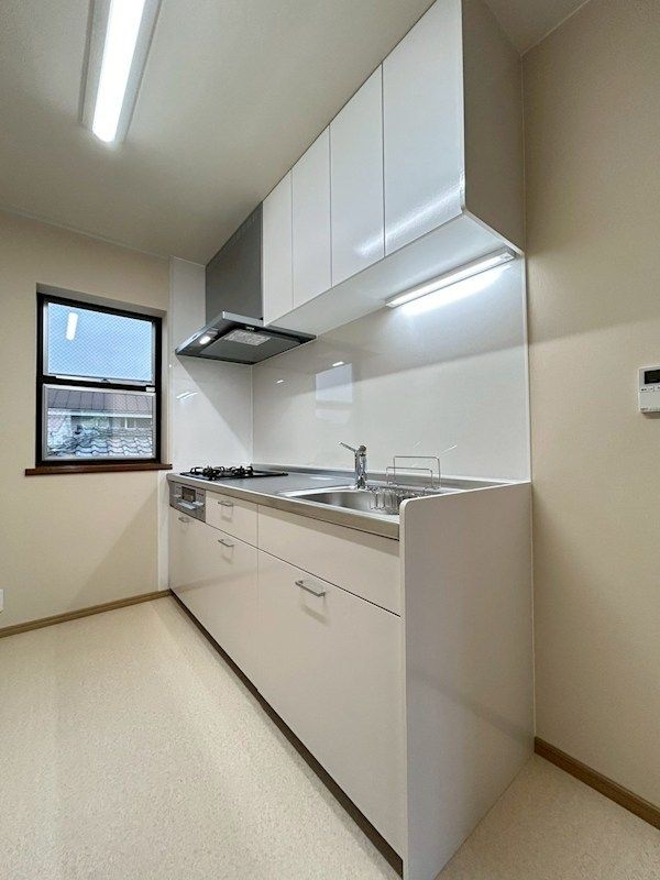 �y�L�b�`���z�@�V�X�e���L�b�`�������ς݁A�V�i�ł��B3���R�����A�O�����t���ł��B