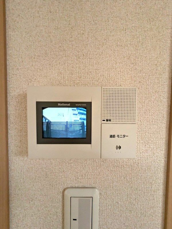 �y�Z�L�����e�B�z�@�K��҂��f���Ŋm�F�ł��郂�j�^�[�t���C���^�[�z���B