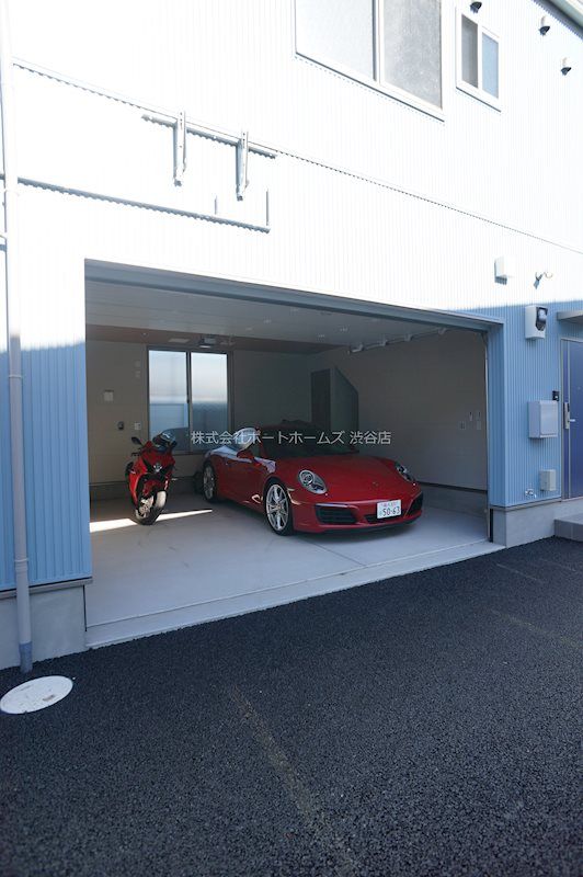 �y���ԏ�z�@���f�����[���Ƃ��āA�Ԃƃo�C�N���Ԃ��Ă܂��B