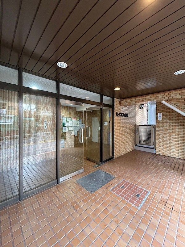 �y�G���g�����X�z�@�G���g�����X�͒��F�̊O���ŁA�w���߂Ȃ��痎���������Ȃ܂��B