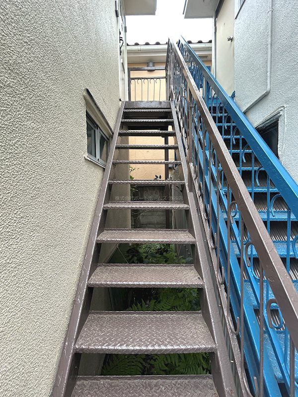 �y���̑����L�����z�@2�K�ւ͊O�K�i��