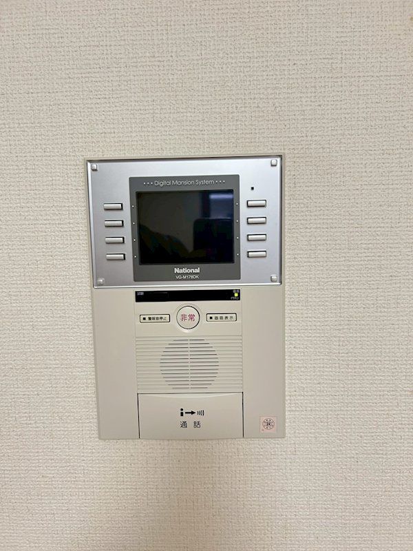 �y�Z�L�����e�B�z�@