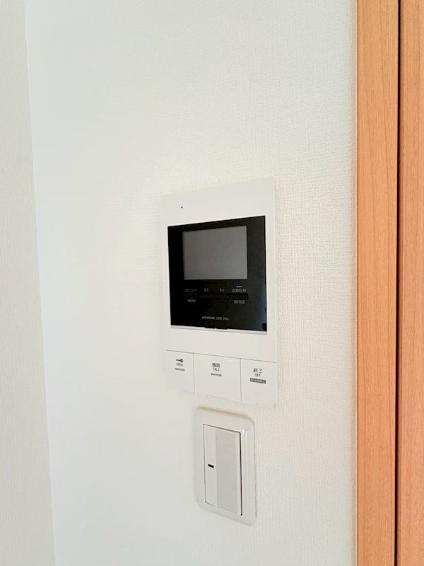 �y�Z�L�����e�B�z�@�I�[�g���b�N�E���j�^�[�C���^�[�z��