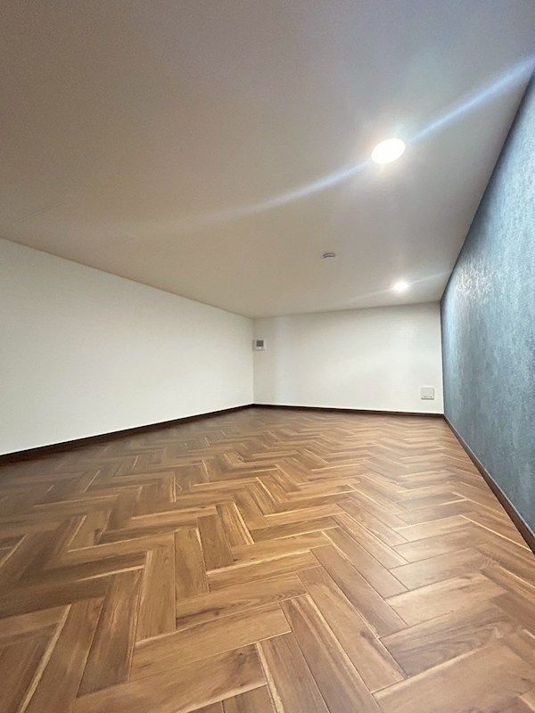 �y���[�z�@�܂Ƃߔ�����G�ߕ����������萮���ł���A��Ƃ�̃��t�g��ԁB