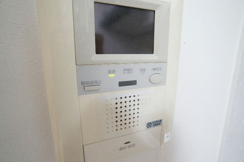 �y�Z�L�����e�B�z�@TV�C���^�[�z���Ŗh�Ɩʂ��z���B�K��҂̊炪�����邽�߁A�}�ȗ��q�������������đΉ��ł��܂��B